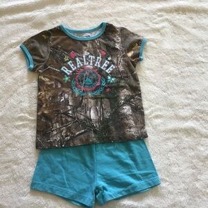 🦌 Girls 3T Realtree Camo Tee & Teal Shorts Set – Outdoor Play Outfit